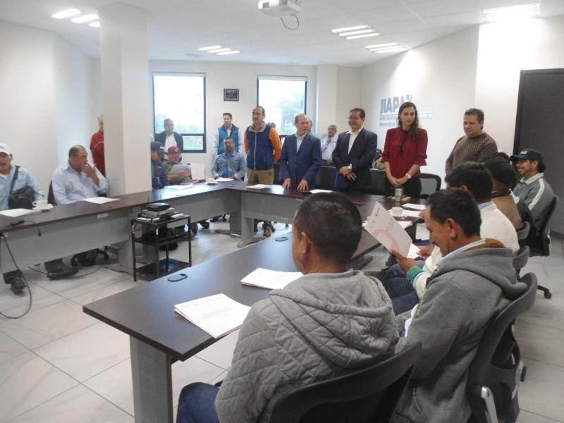 RECIBE PERSONAL DE JIAPAZ CERTIFICACIÓN POR PARTE DEL INSTITUTO MEXICANO DE TECNOLOGÍA DEL AGUA  Zacatecas, Zac.- 20 trabajadores-lecturistas de la Junta Intermunicipal de Agua Potable y Alcantarillado de Zacatecas (JIAPAZ) fueron certificados por el Consejo Nacional de Normalización y Certificación de Competencias Laborales-CONOCER- y por el Instituto Mexicano de Tecnología del Agua-IMTA.   Benjamín de León Mojarro, director de la JIAPAZ, explicó que el propósito de esta capacitación es que el personal desarrolle su trabajo con mejores conocimientos y tengan respuestas acertadas a las preguntas de la ciudadanía.   El curso fue impartido por Armando Mendiola, del Instituto Mexicano de Tecnología del Agua-IMTA, en coordinación con el Consejo Nacional de Normalización y Certificación de Competencias Laborales.