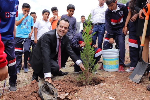  BENEFICIA ULISES MEJÍA HARO A ESCUELA PRIMARIA CON ENTREGA DE CISTERNA Y REFORESTACIÓN