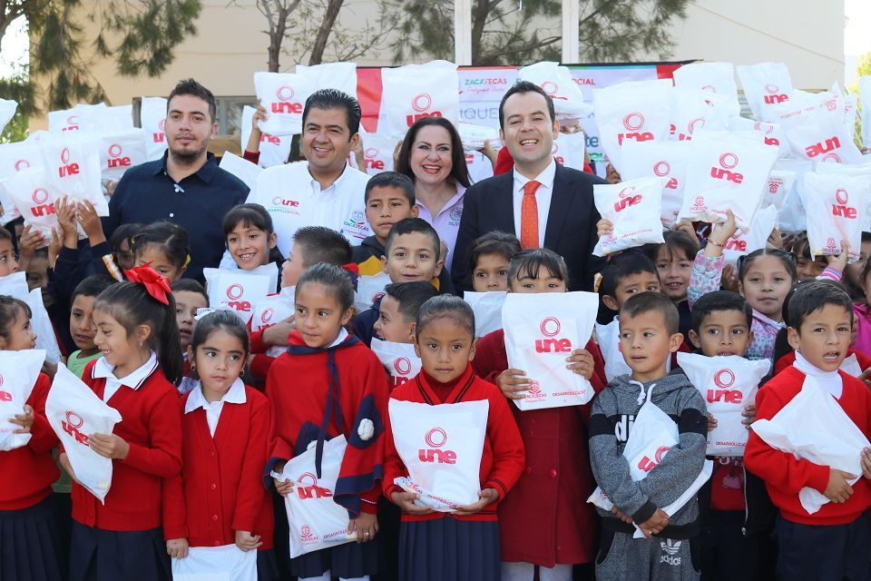 entrega de 2 mil 245 paquetes escolares