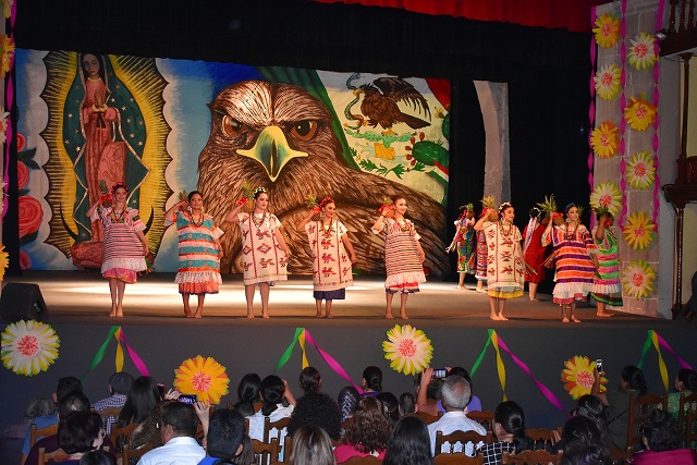 CELEBRAN NOCHE MEXICANA EN EL TEATRO HINOJOSA