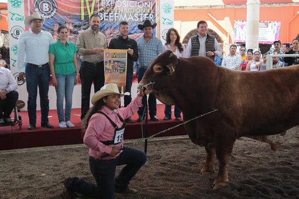 PREMIA GOBERNADOR TELLO A EXPOSITORES BEEFMASTER