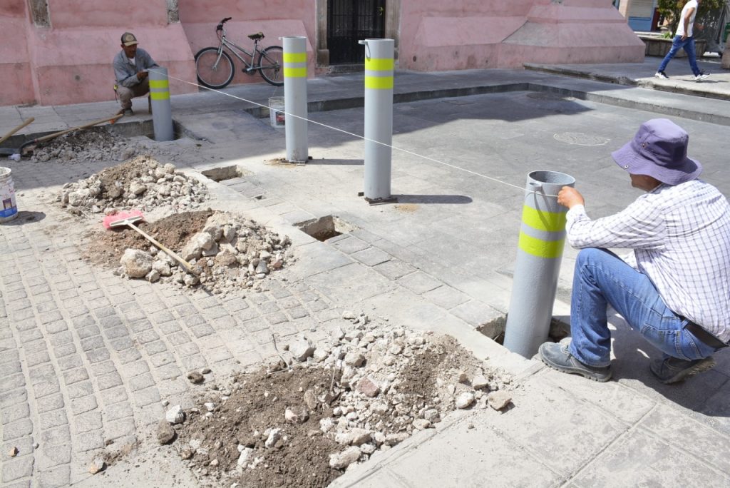 REHABILITAN BOLARDOS DE CONCRETO EN ZONA PEATONAL