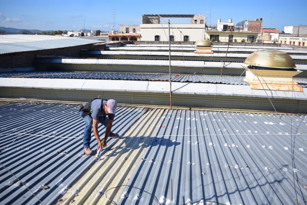 DAN MANTENIMIENTO A NAVE PRINCIPAL DEL MERCADO BENITO JUÁREZ