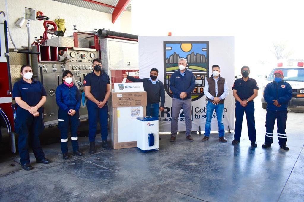 ENTREGA ANTONIO ACEVES EQUIPO A PROTECCIÓN CIVIL Y BOMBEROS DE JEREZ